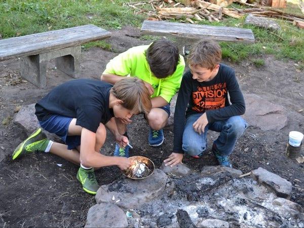 Beim Lagerfeuerworkshop lernen die Schüler auf unterschiedlichste Weisen Feuer zu machen