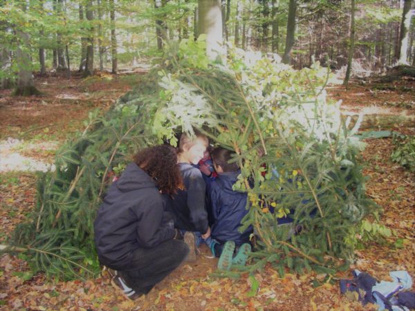 Eine Hütte im Wald bauen, nur aus Naturmaterialien? Das und vieles mehr ist bei unserer Ferienbetreuung möglich!
