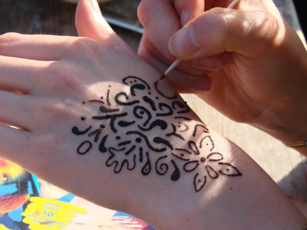Wir wollen mit Euch Henna-Tattoos malen und helfen natürlich gerne beim Erstellen der schönen Kunstwerke auf der Haut. Natürlich mit 1,5m Abstand!