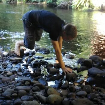 Am Fluss findet man außergewöhnliche Steine... und so manch anderes Treibgut!