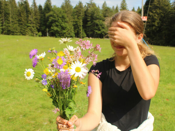 Wir wollen mit Dir die Natur erkunden... zum Beispiel beim Pflücken von Blumensträußen.