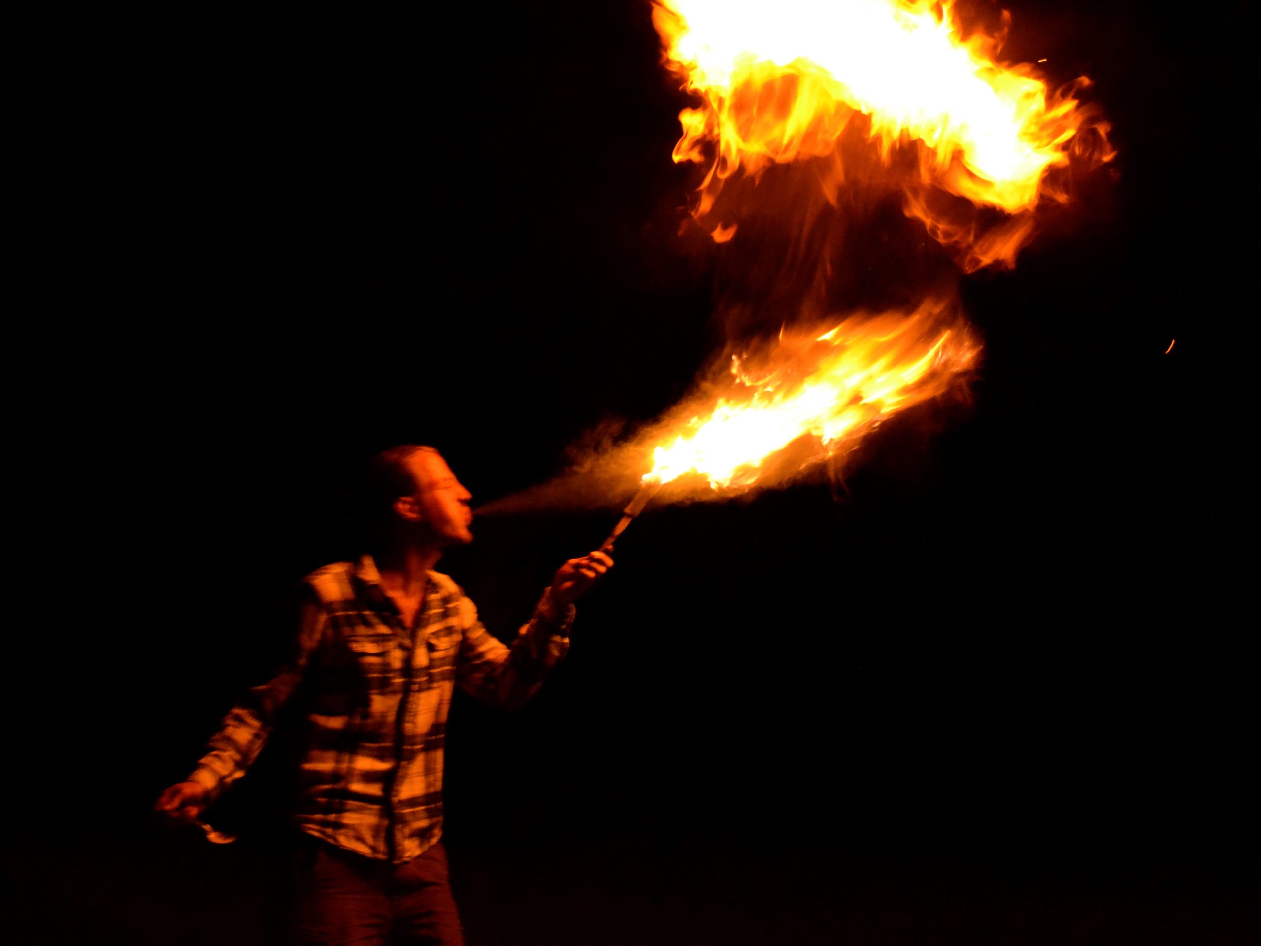 Oh ja,.... Du hast richtig gesehen: Wenn Du möchtest, können wir zusammen Feuerspucken ausprobieren! Wir haben ein Zauberpulver, mit dem Du (ohne Deine Gesundheit zu gefährend) zum feuerspeienden Drachen wirst!