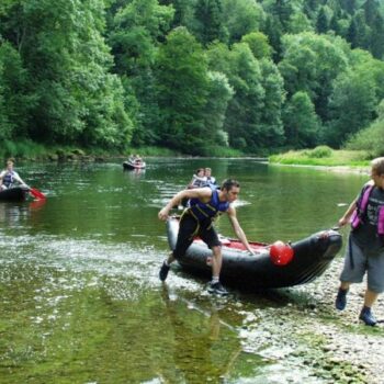 Bei unserer Kanufreizeit am Doubs erlebst Du spannende Abenteuer im Wasser!