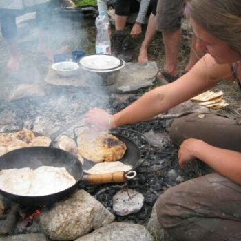 Kochen über dem Lagerfeuer. Eine ganz andere Art des Essens!