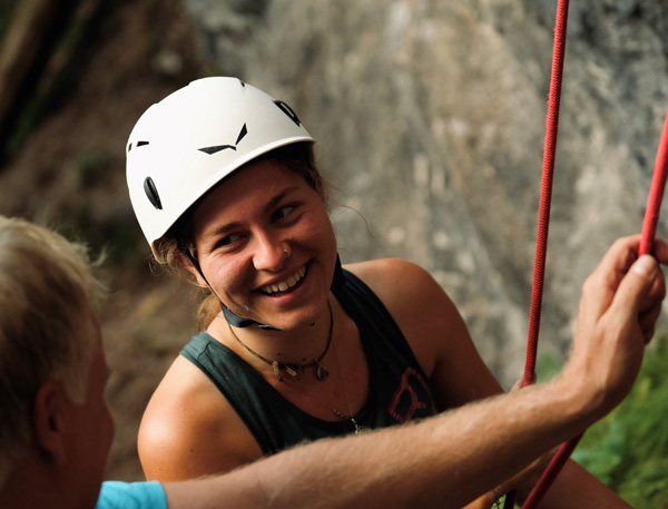 Erlebnispädagogin Mara Kochendorf beim Klettern