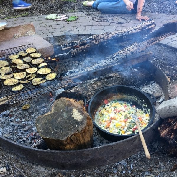 Bei der Klassenfahrt kochen wir vegetarisches Essen auf dem Lagerfeuer
